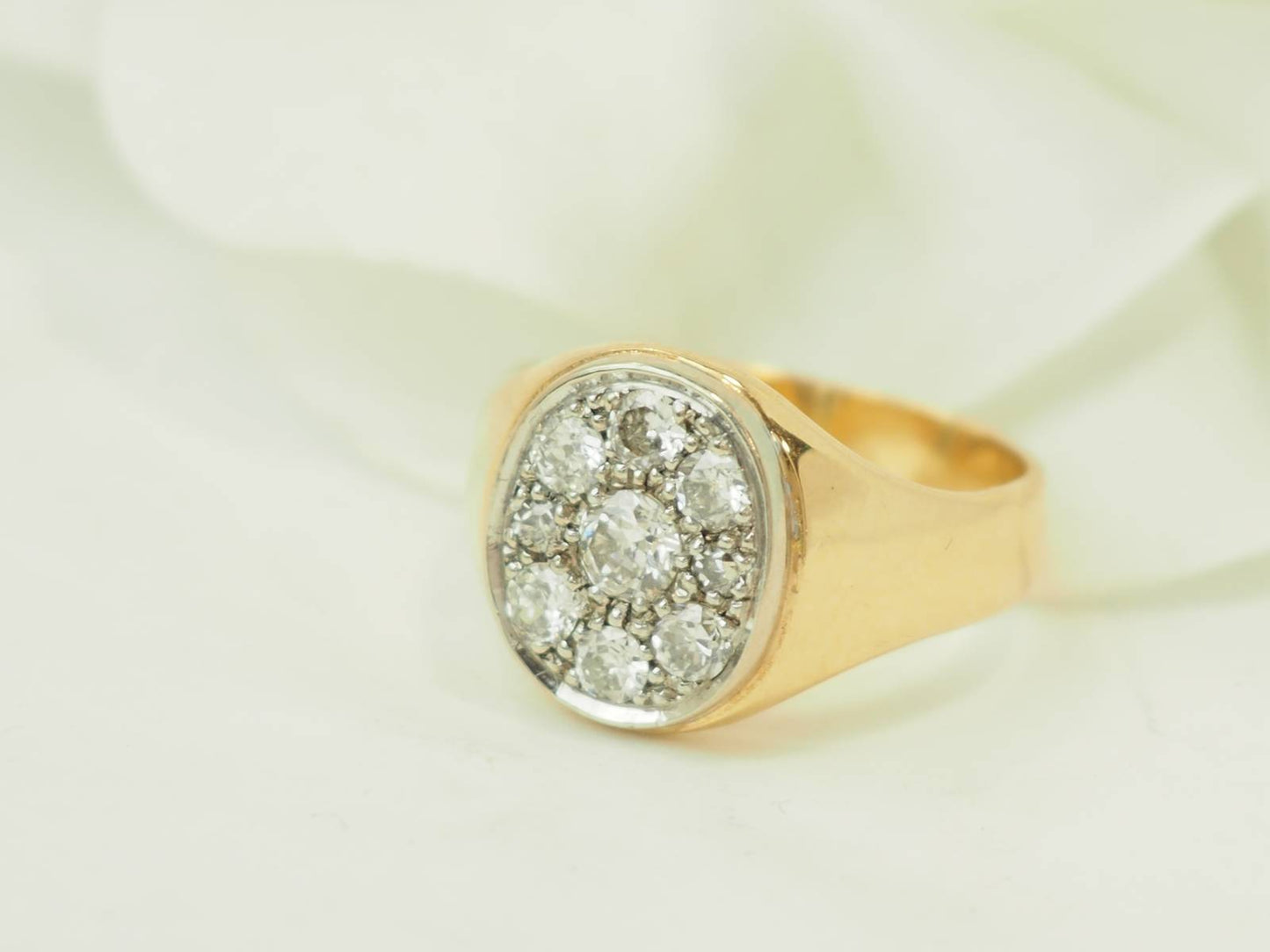 Bague chevalière en or jaune et diamants