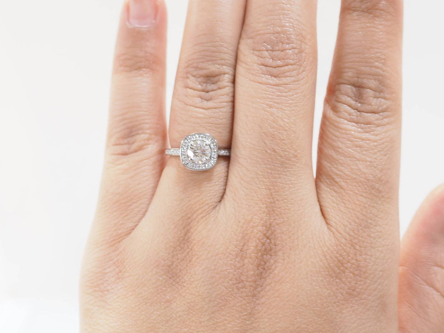 Bague solitaire en or blanc et diamants 0.68ct