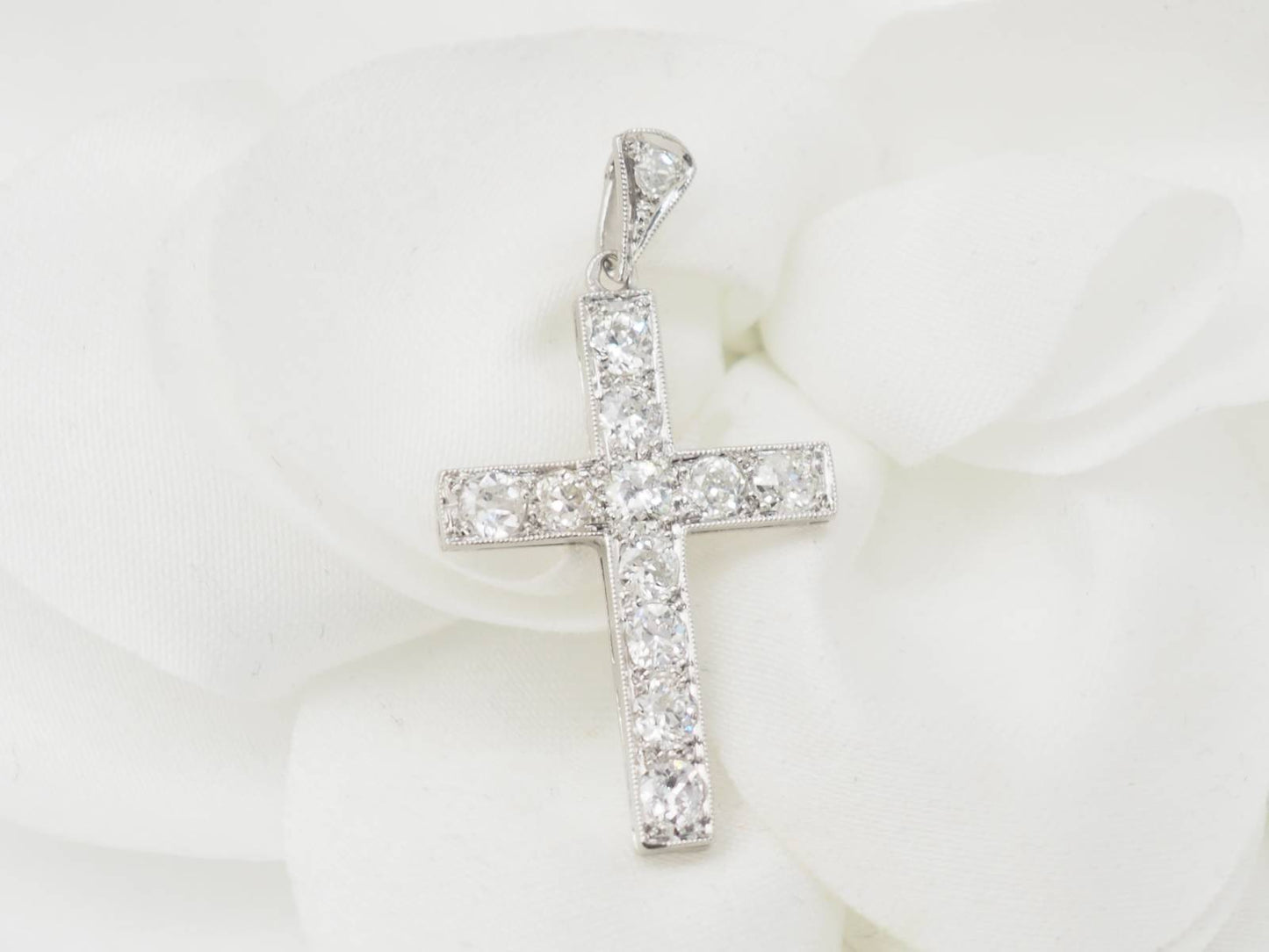 Pendentif croix en platine et diamants