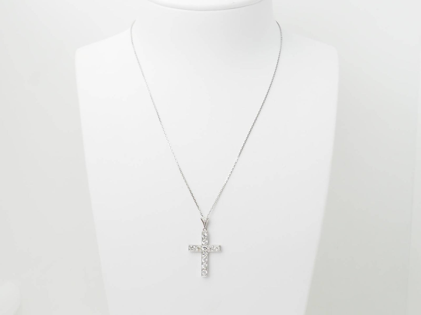 Pendentif croix en platine et diamants