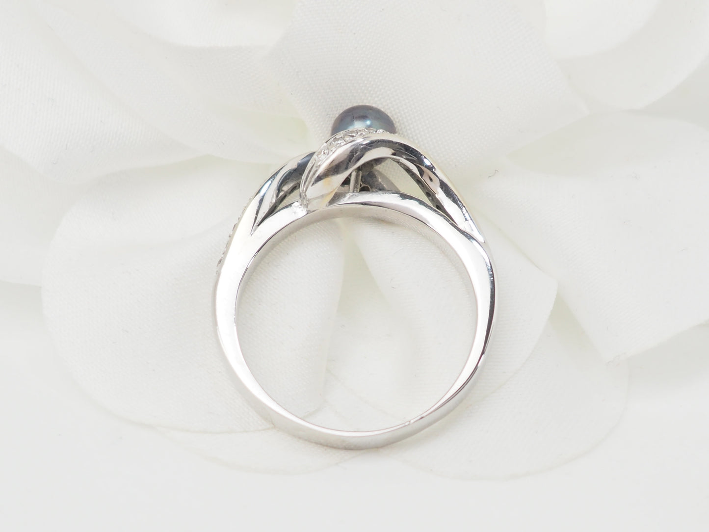 Bague en or blanc, perle de Tahiti et diamants