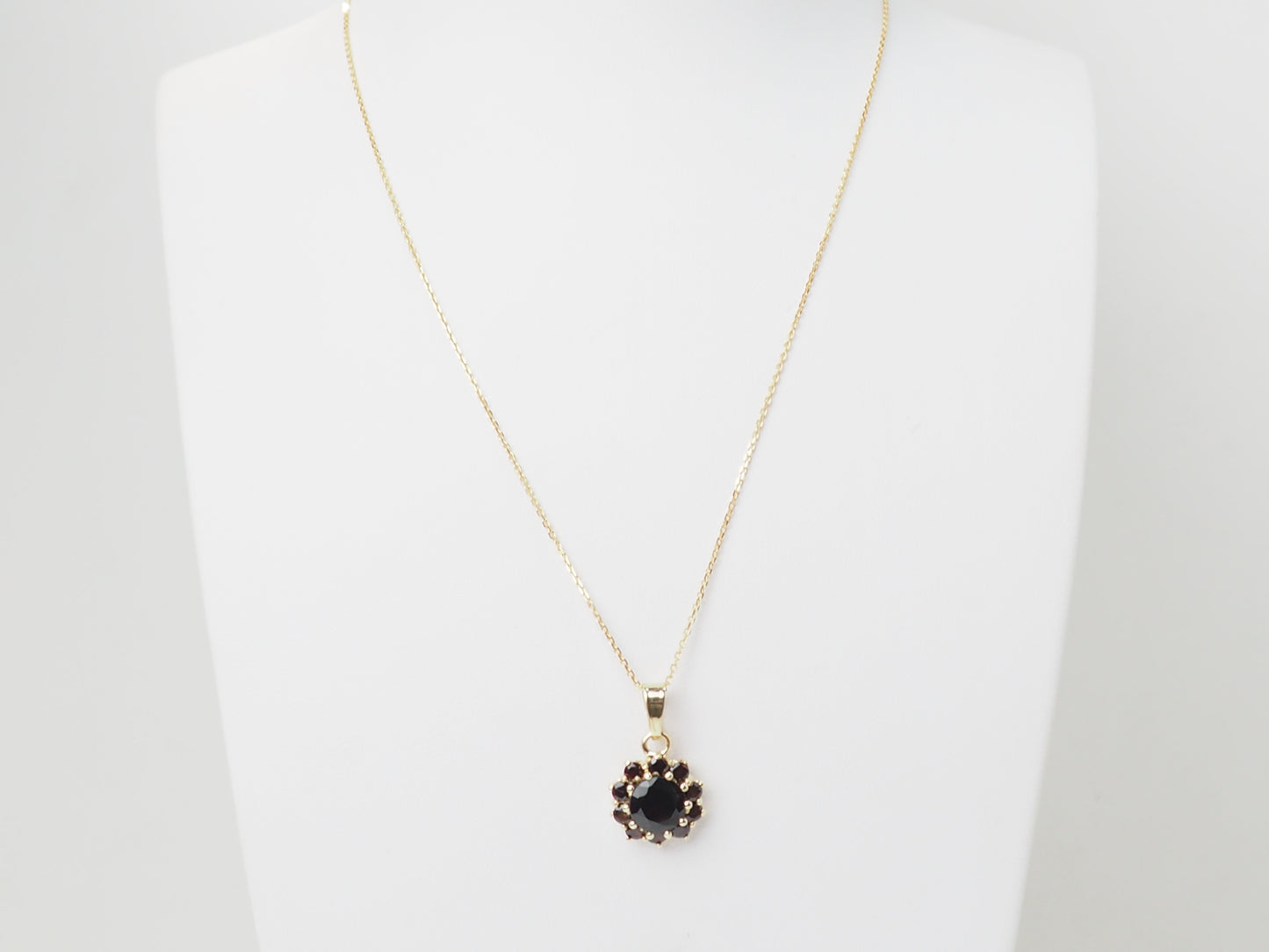 Collier pendentif marguerite en or jaune et grenats
