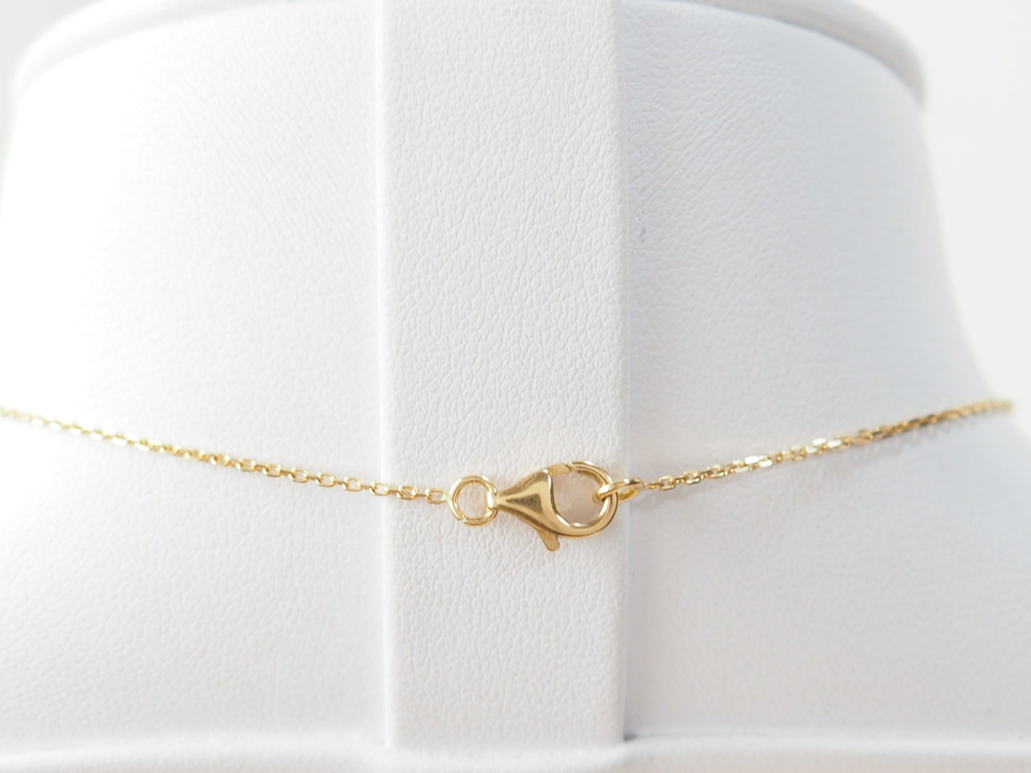Collier pendentif marguerite en or jaune et grenats