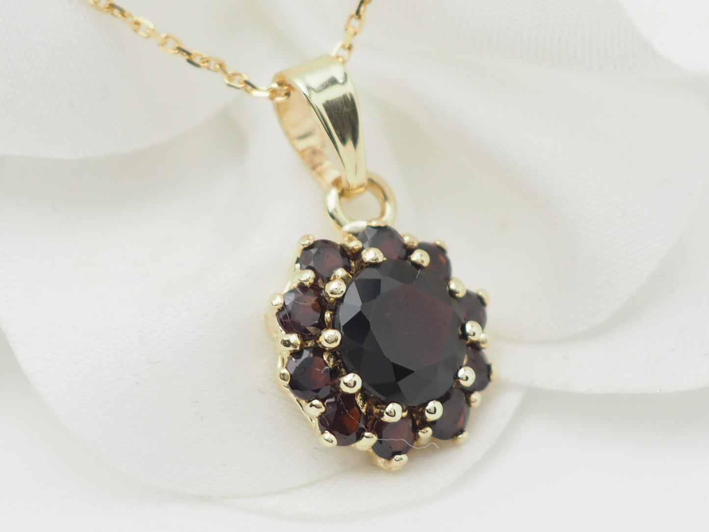 Collier pendentif marguerite en or jaune et grenats