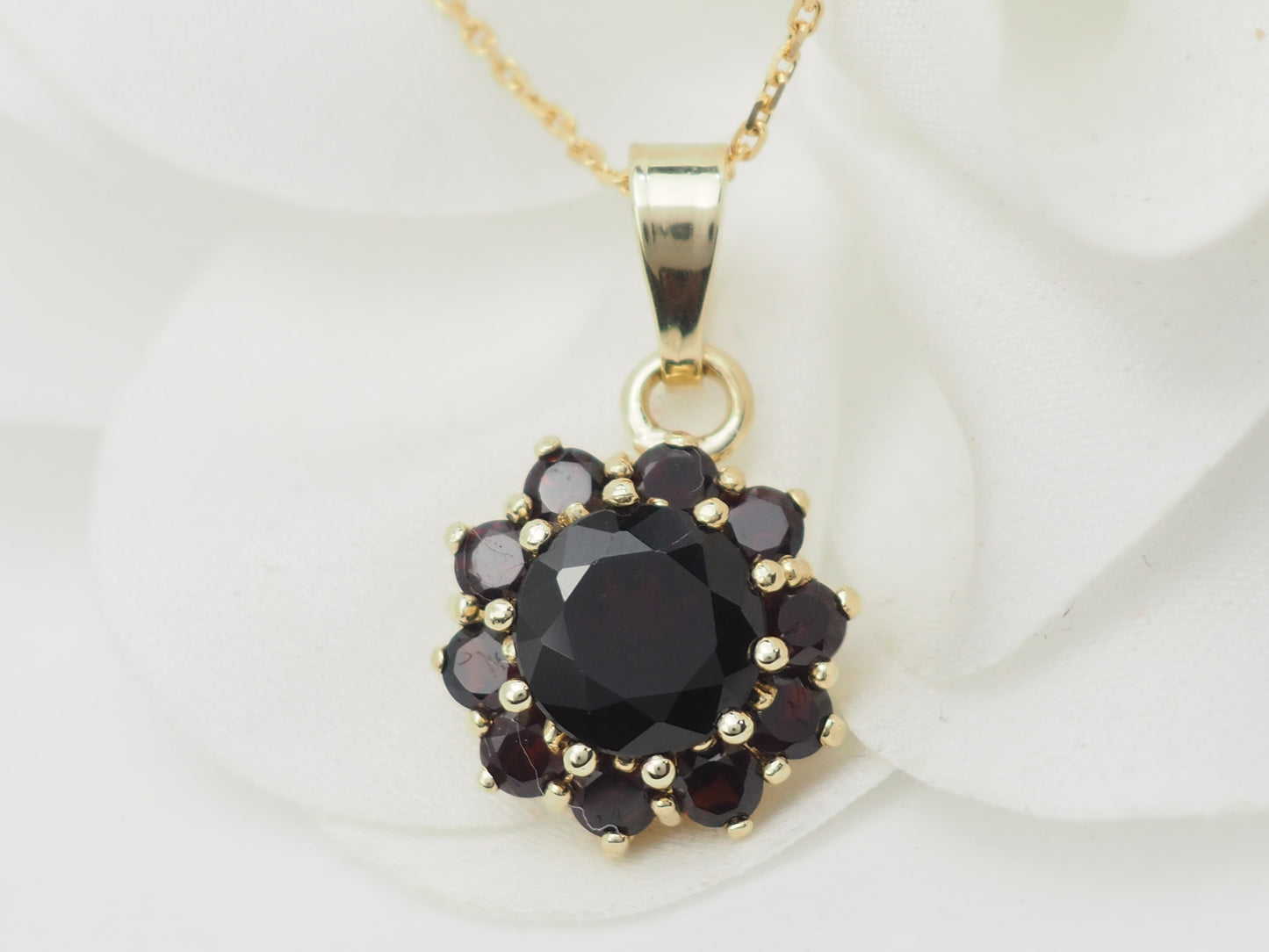 Collier pendentif marguerite en or jaune et grenats