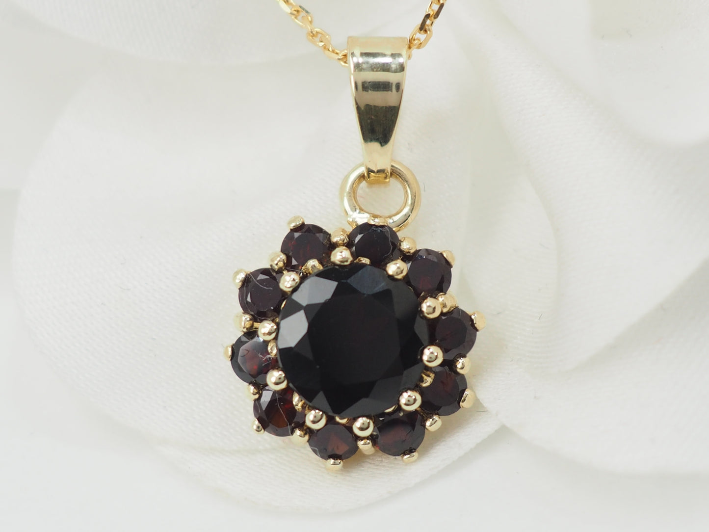 Collier pendentif marguerite en or jaune et grenats