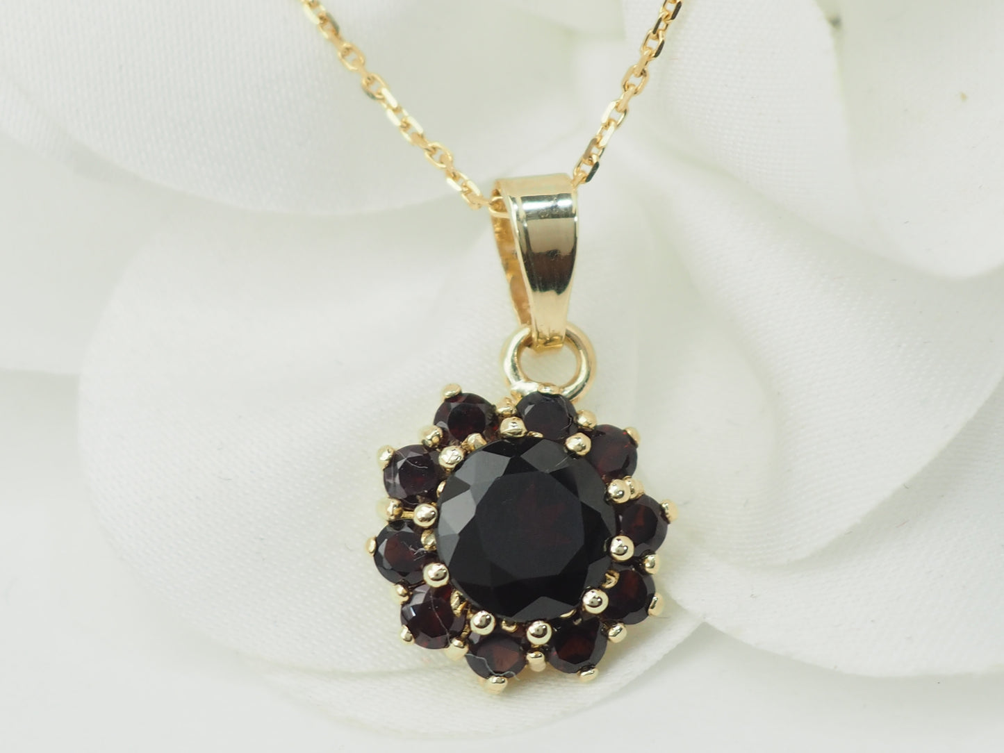 Collier pendentif marguerite en or jaune et grenats
