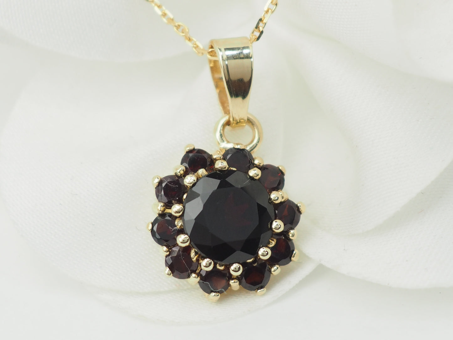 Collier pendentif marguerite en or jaune et grenats