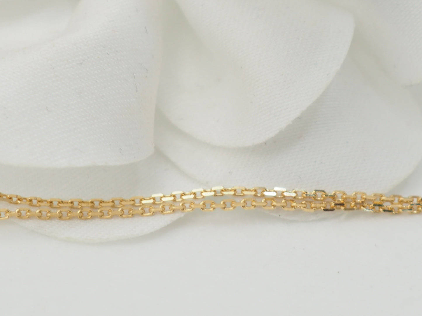 Collier pendentif marguerite en or jaune et grenats