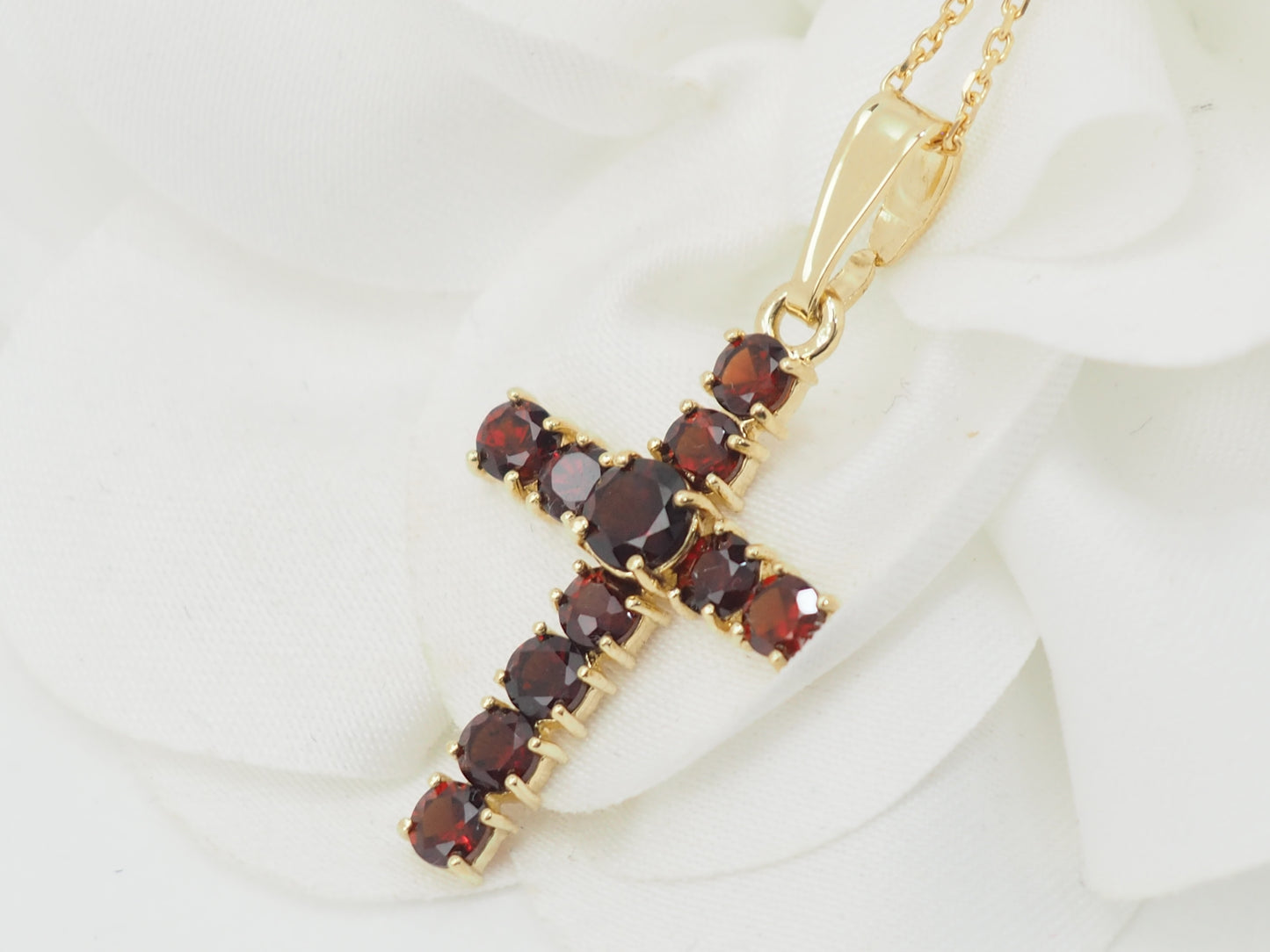 Collier pendentif croix en or jaune et grenats