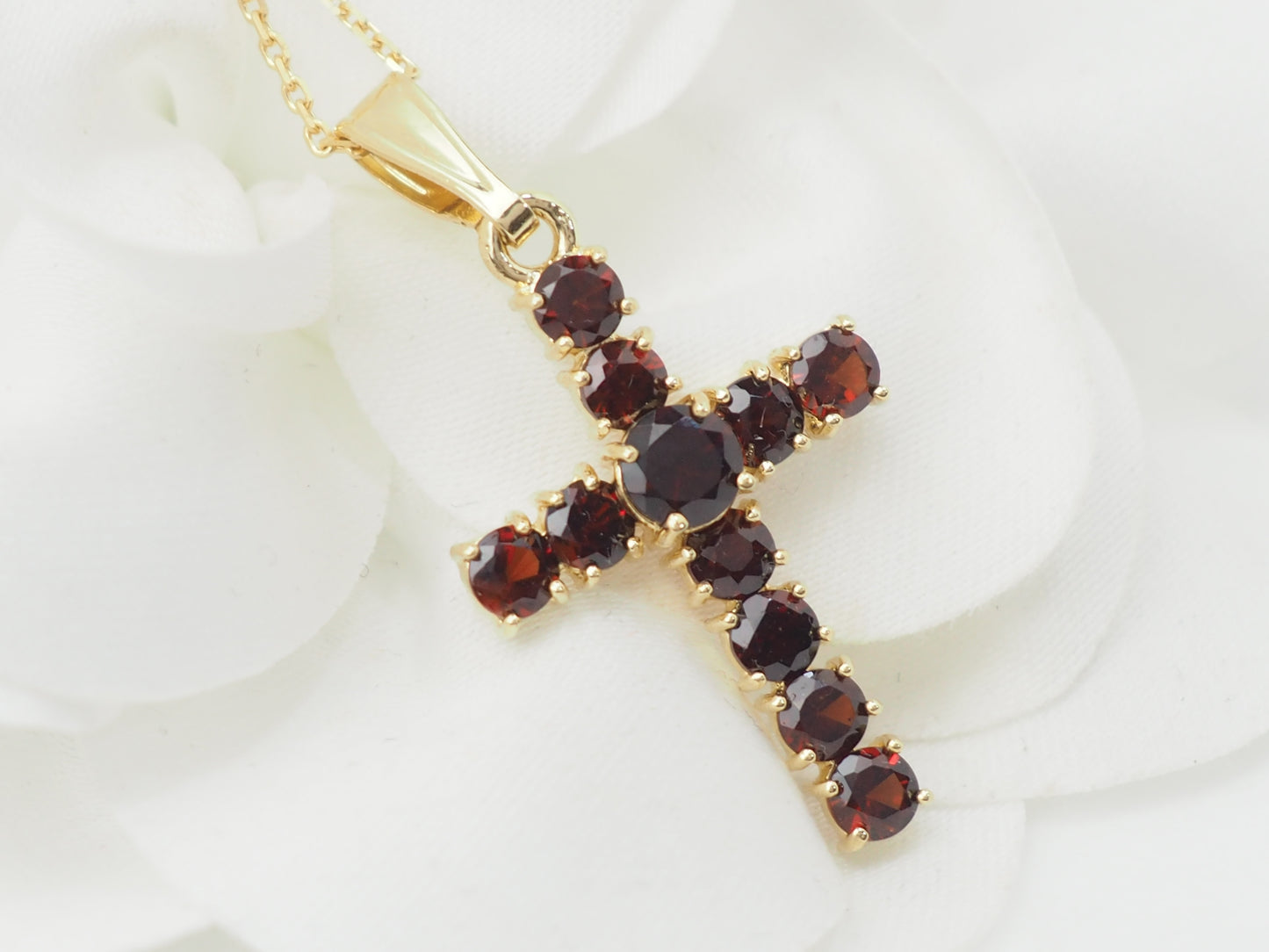 Collier pendentif croix en or jaune et grenats
