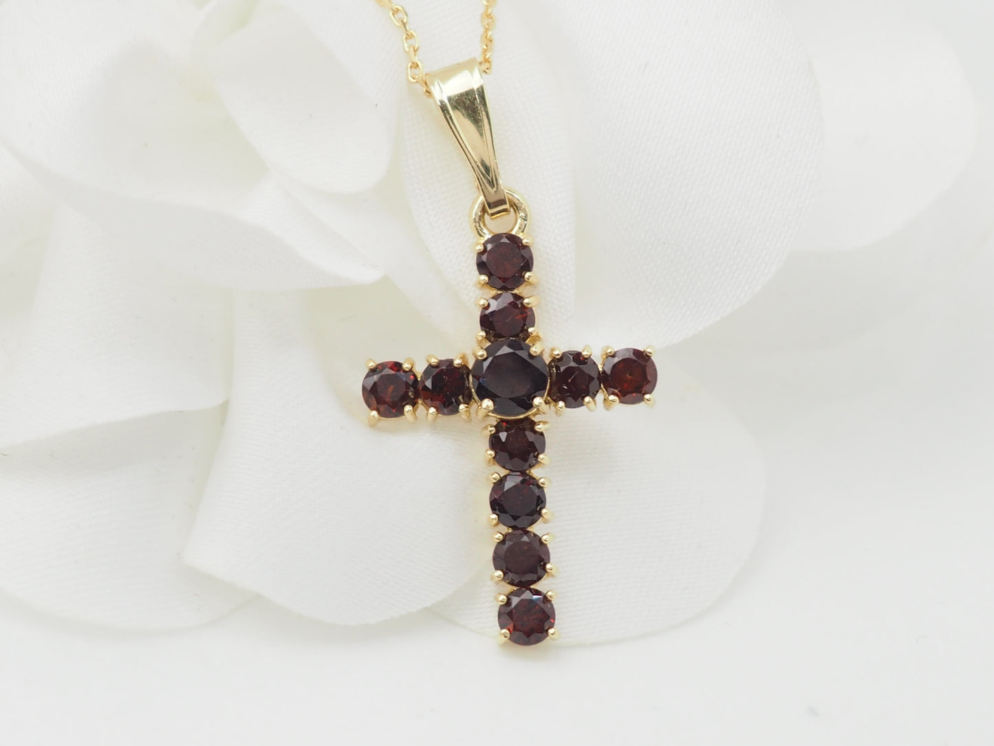 Collier pendentif croix en or jaune et grenats