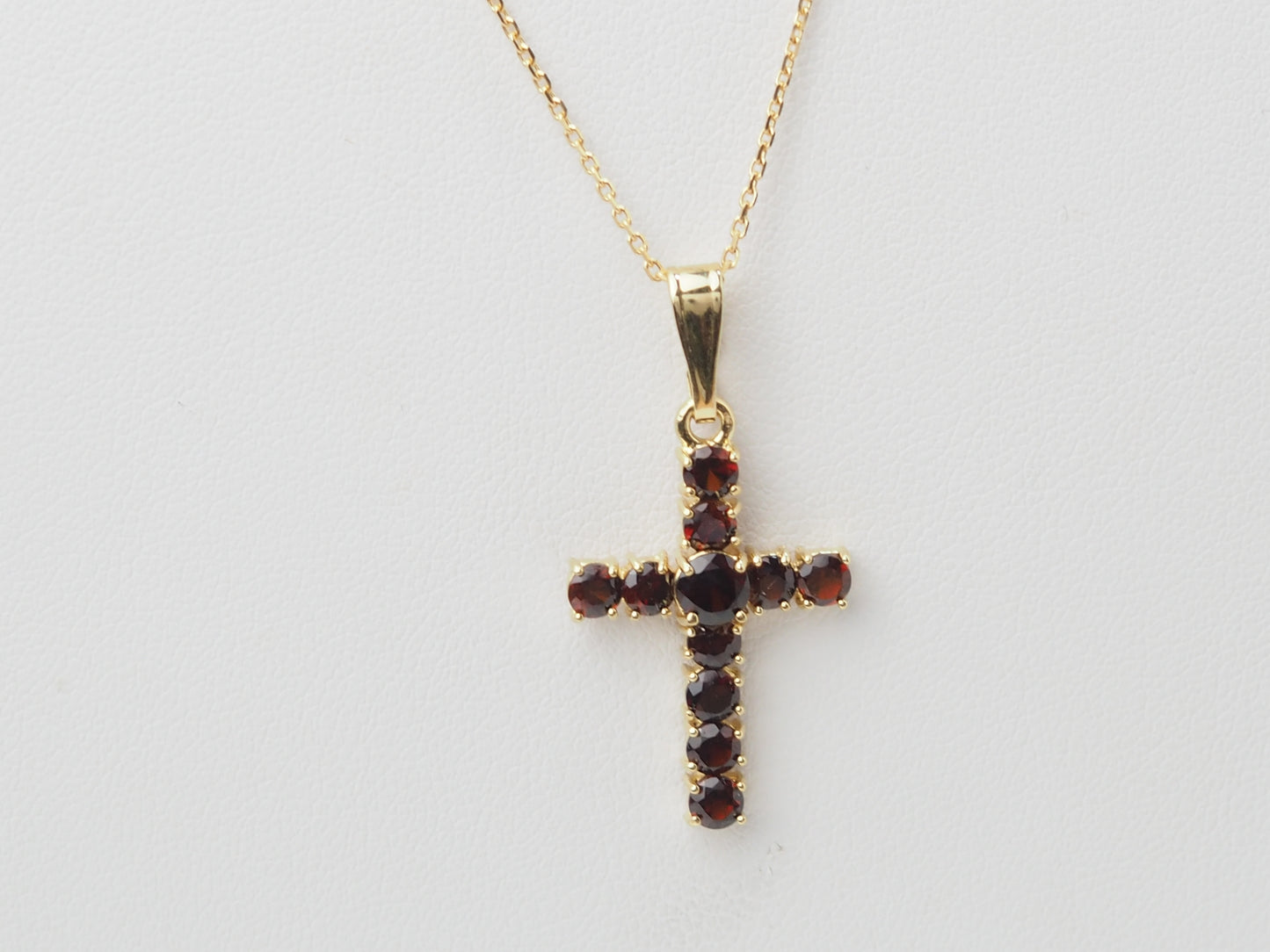 Collier pendentif croix en or jaune et grenats
