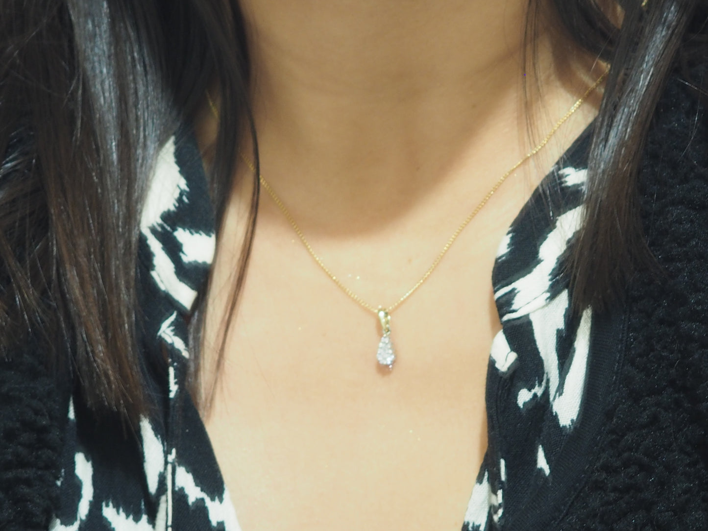 Collier pendentif goutte en or bicolore et diamants