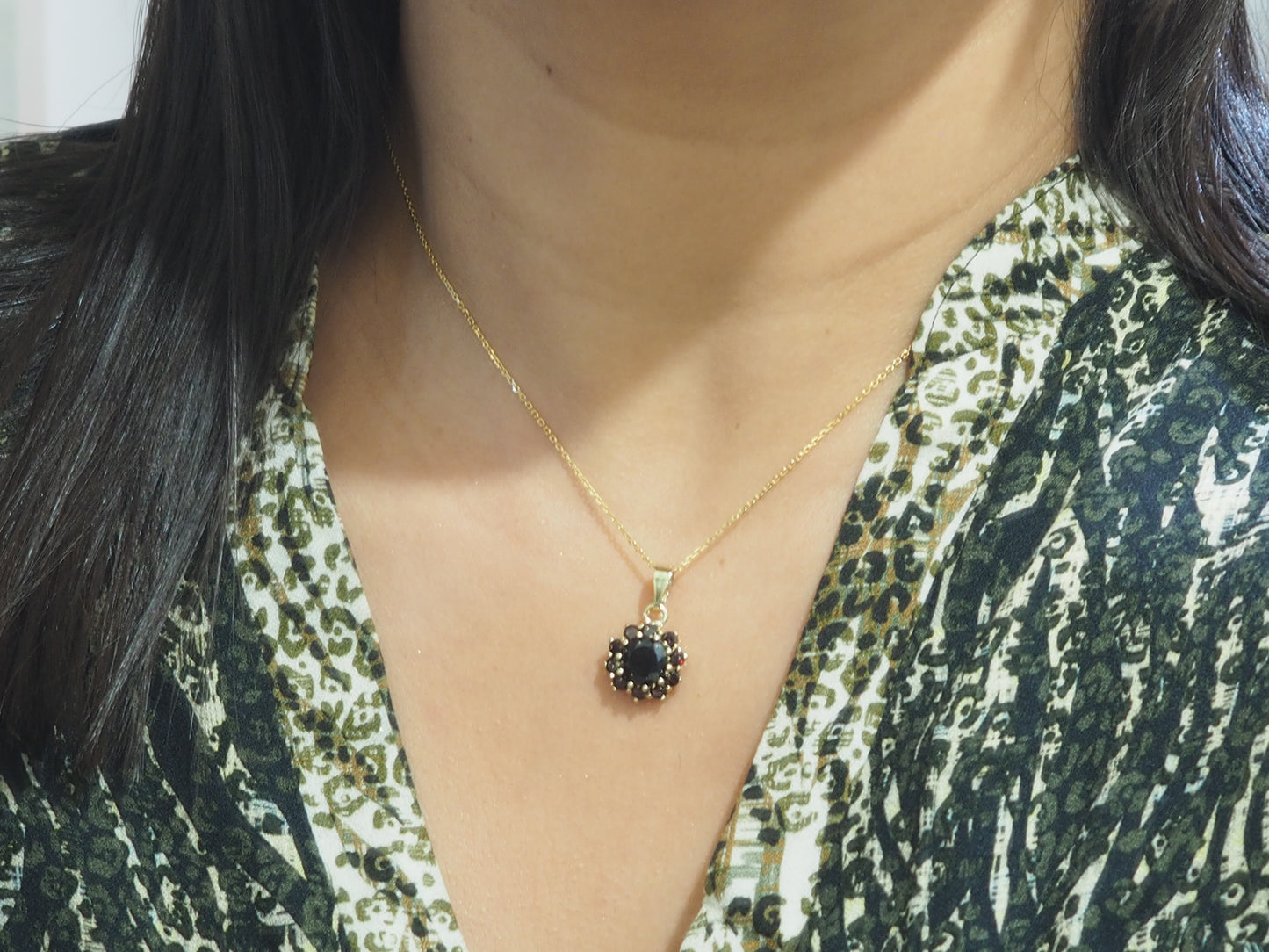 Collier pendentif marguerite en or jaune et grenats
