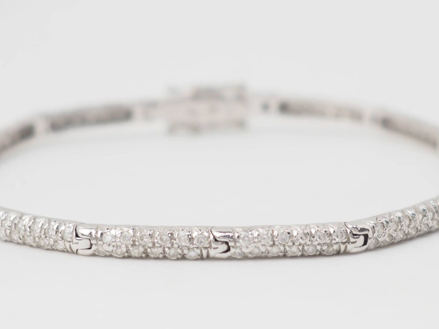 Bracelet rivière en or blanc et diamants 1.10cts