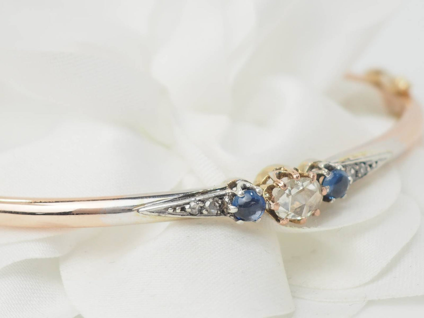 Bracelet années 1900 en or bicolore sertie de saphirs et diamant