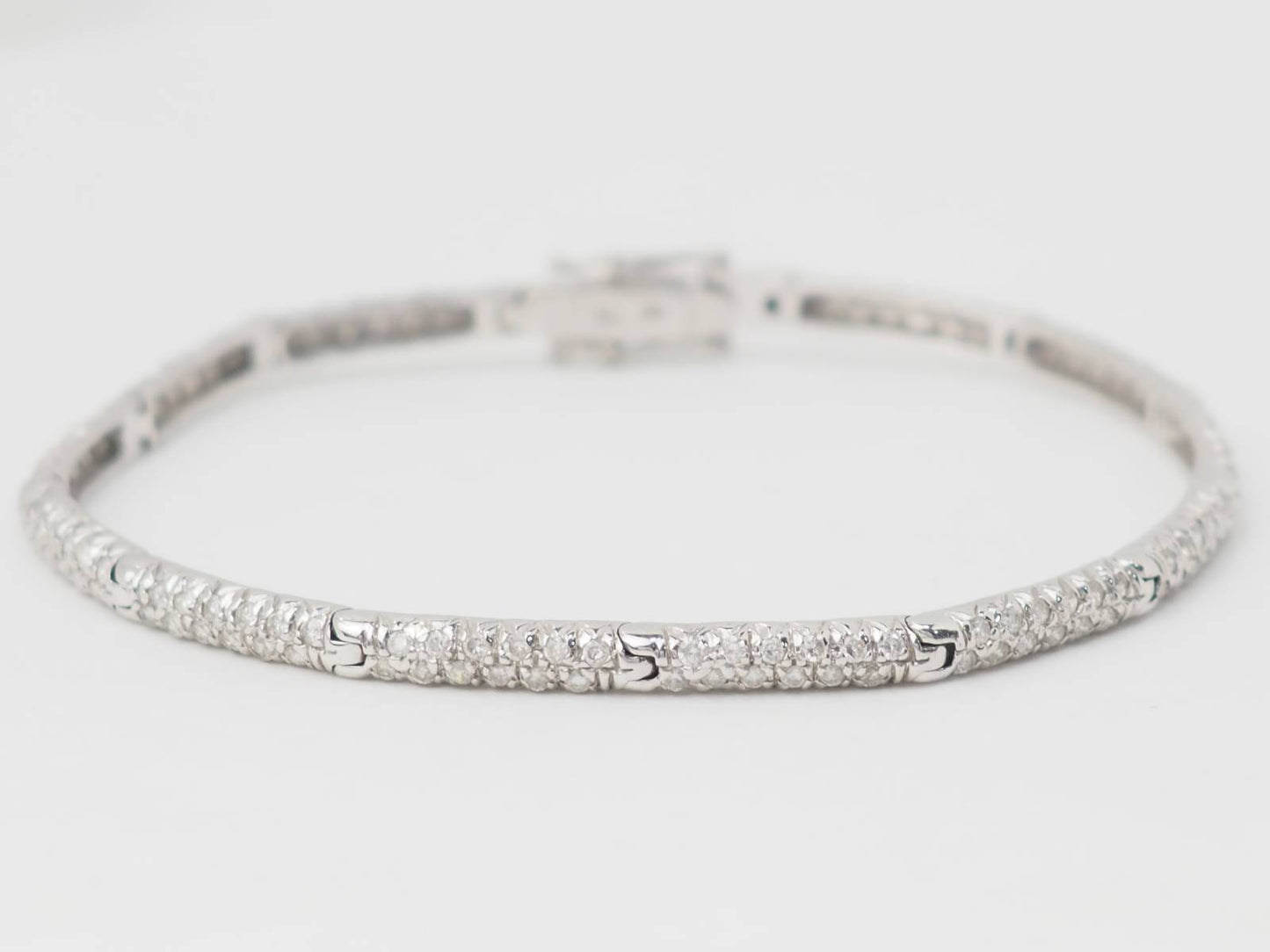 Bracelet rivière en or blanc et diamants 1.10cts