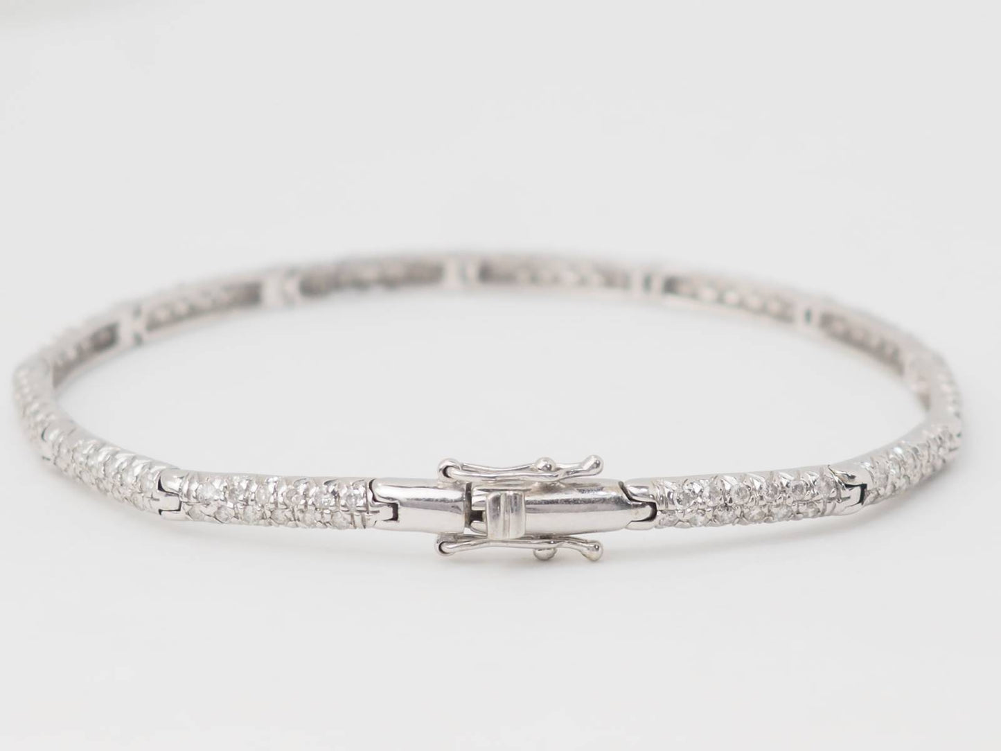 Bracelet rivière en or blanc et diamants 1.10cts