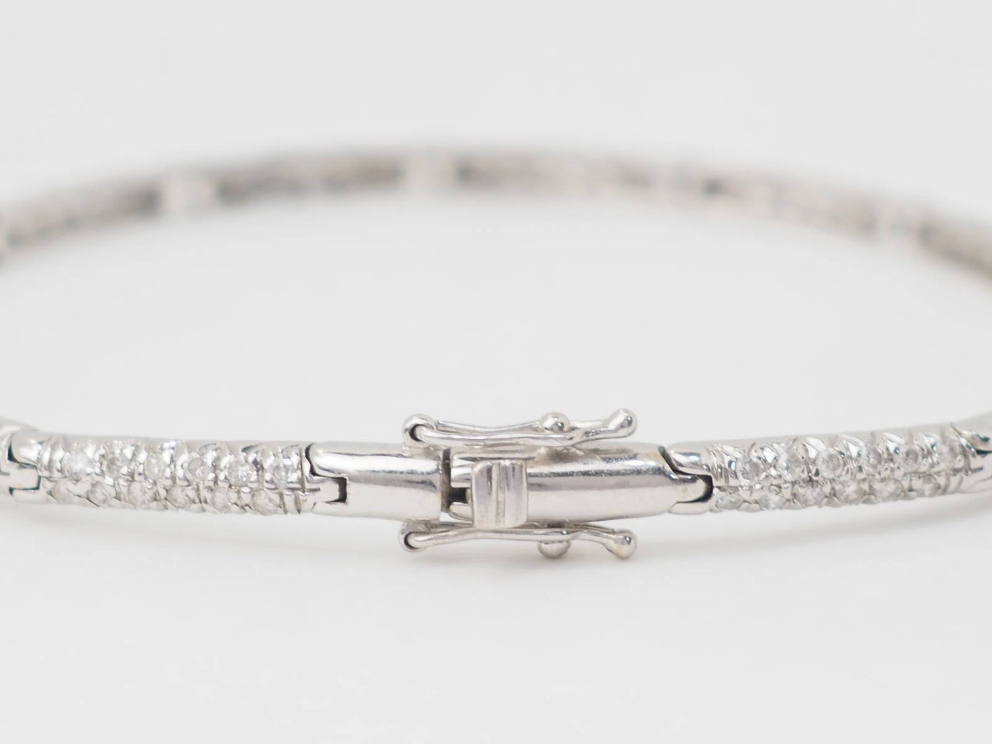 Bracelet rivière en or blanc et diamants 1.10cts