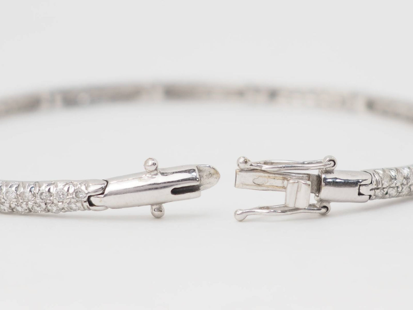 Bracelet rivière en or blanc et diamants 1.10cts