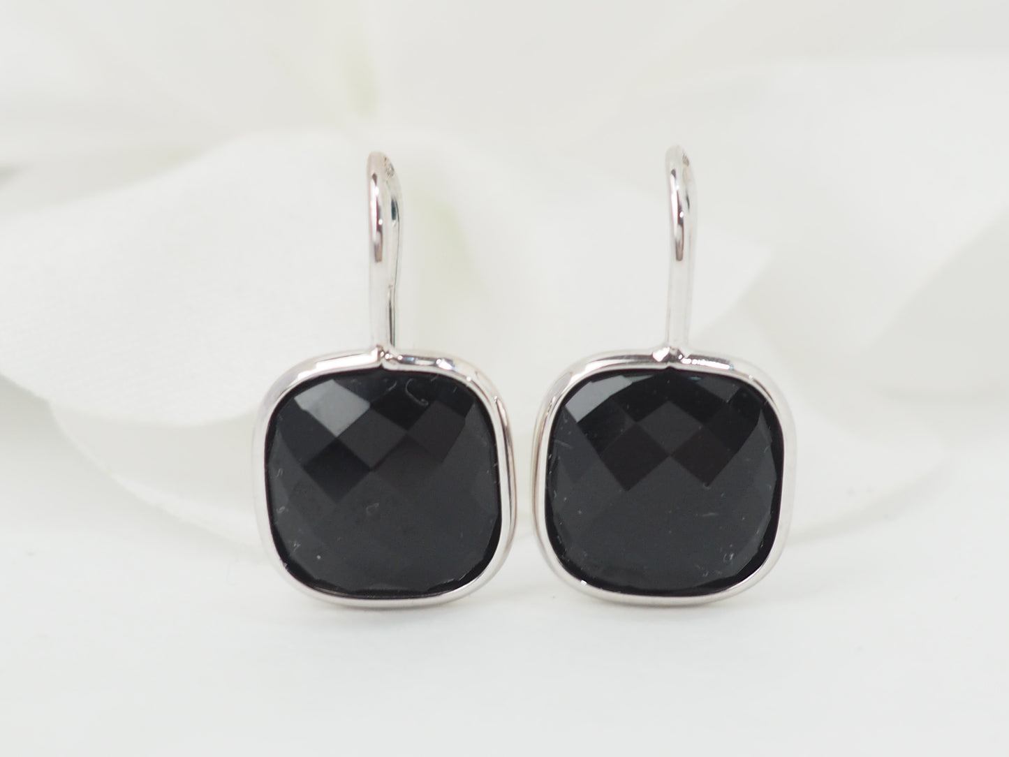 Boucles d'oreilles en or blanc et onyx
