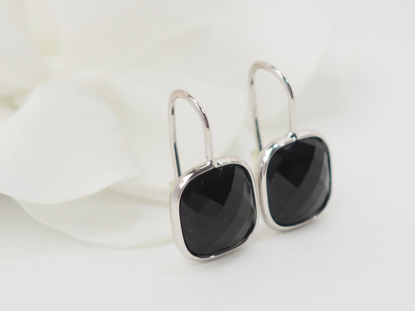 Boucles d'oreilles en or blanc et onyx