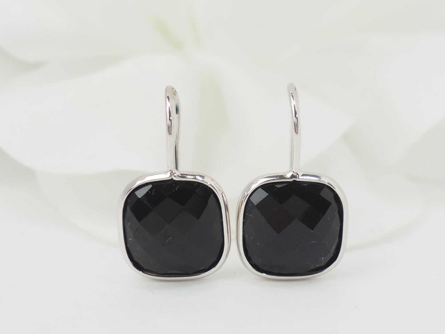 Boucles d'oreilles en or blanc et onyx
