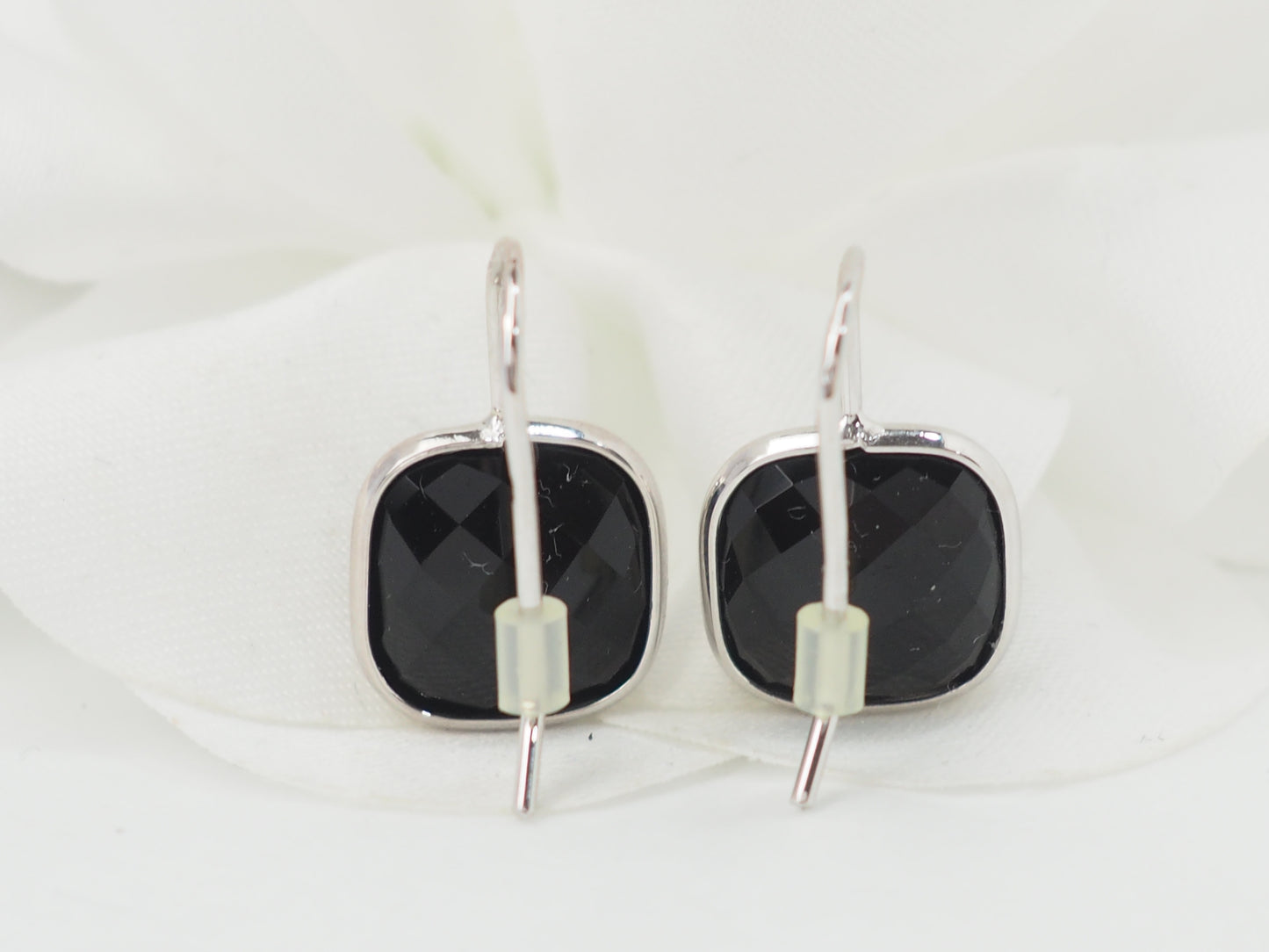 Boucles d'oreilles en or blanc et onyx