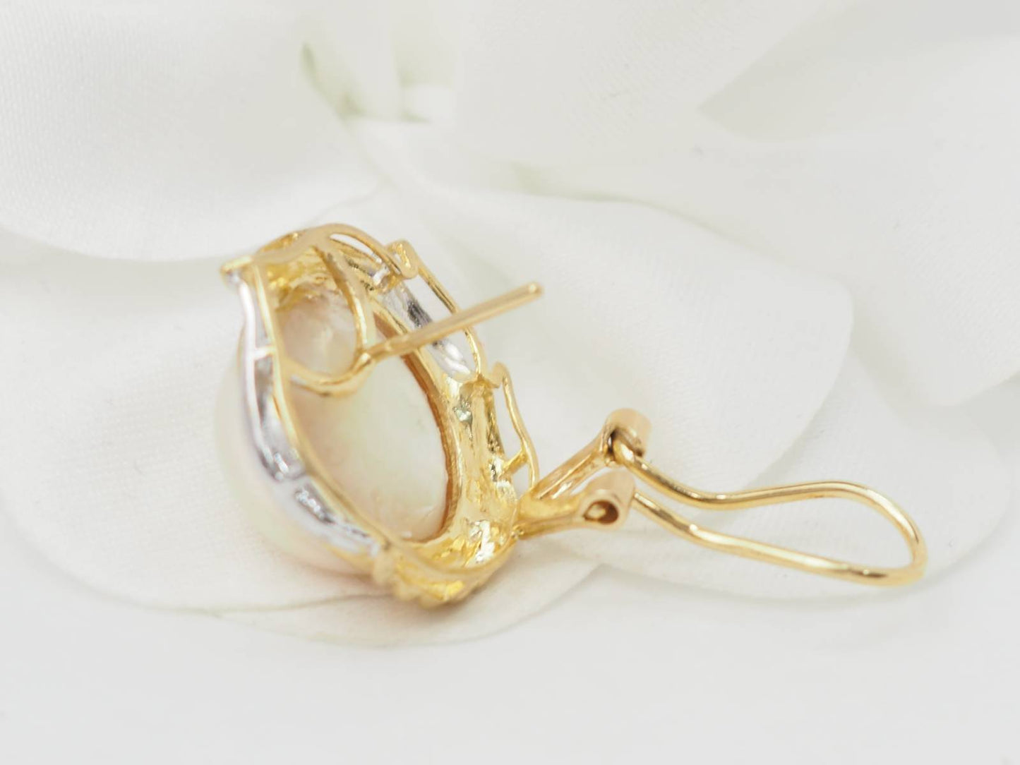 Boucles d'oreilles importantes en or bicolore et demis perles