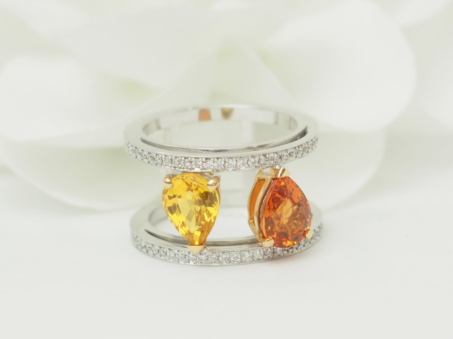 Bague Toi et Moi en or blanc, saphirs jaune et orange et diamants naturels