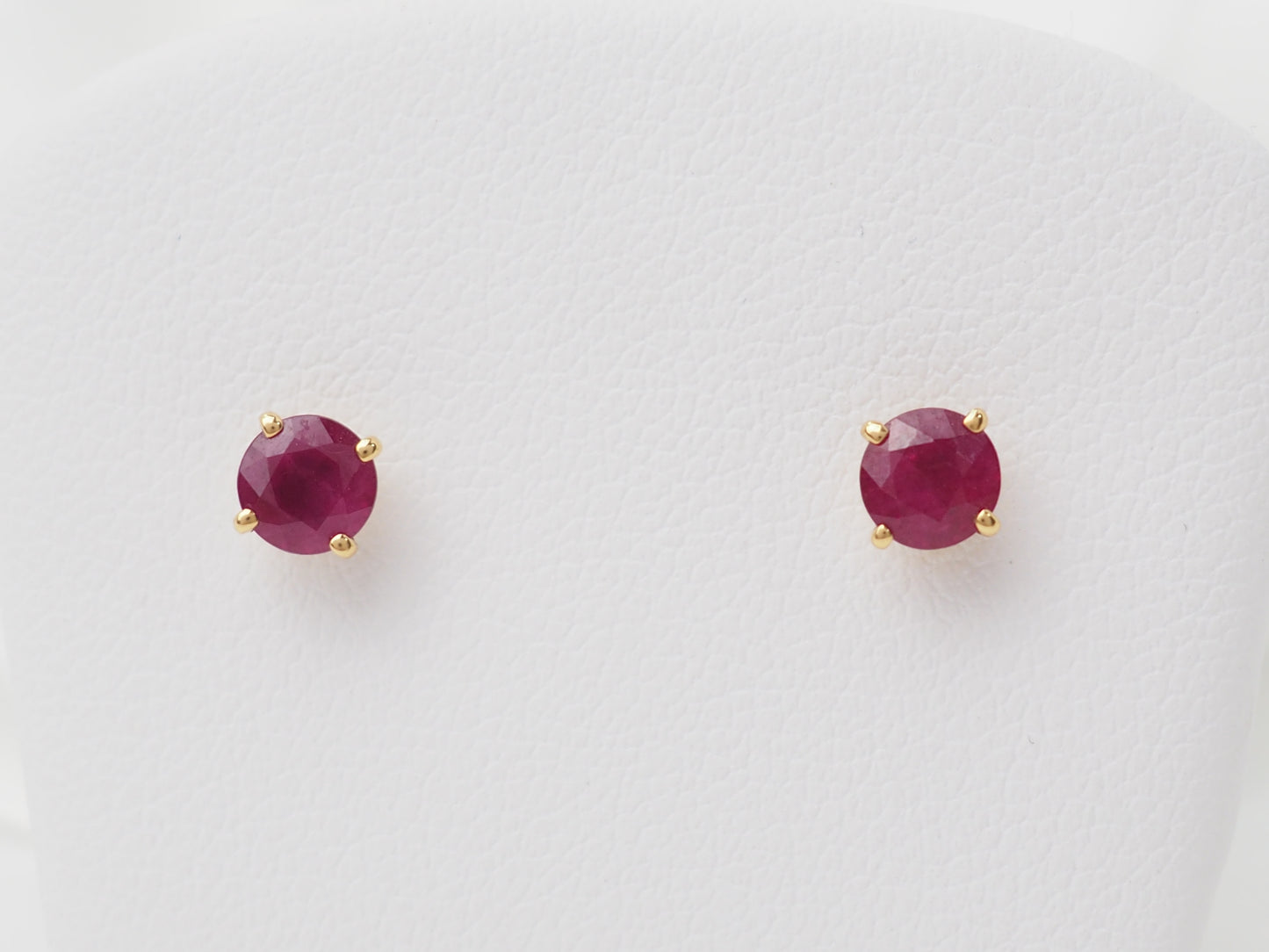 Puces d'oreilles en or jaune et rubis 0.45ct