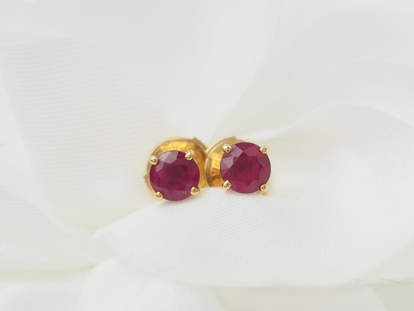 Puces d'oreilles en or jaune et rubis 0.45ct