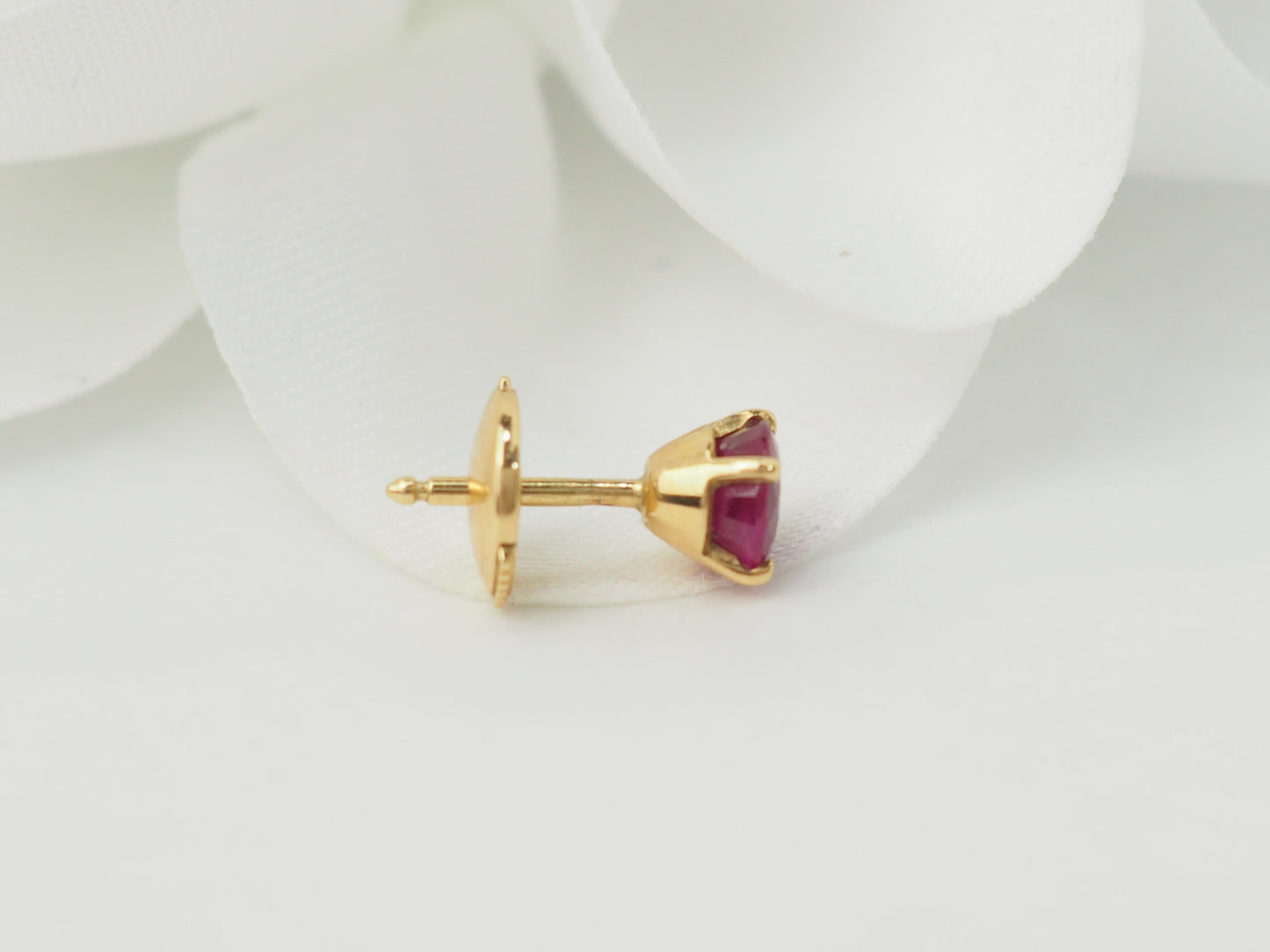 Puces d'oreilles en or jaune et rubis 0.45ct