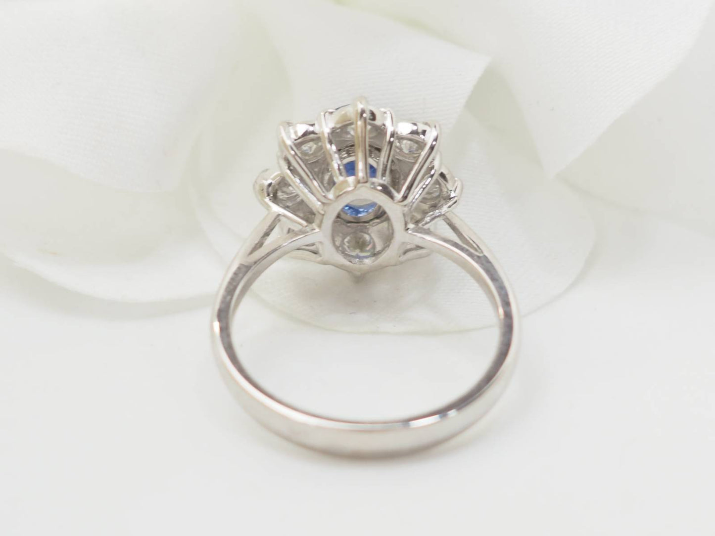 Bague entourage en or blanc, saphir et diamants