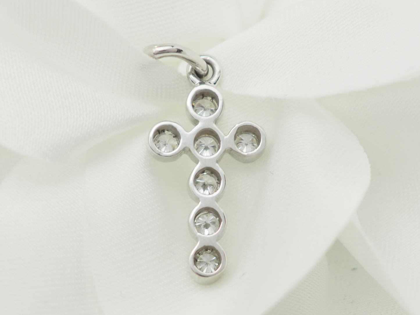 Pendentif croix en or blanc et diamants 0.35ct