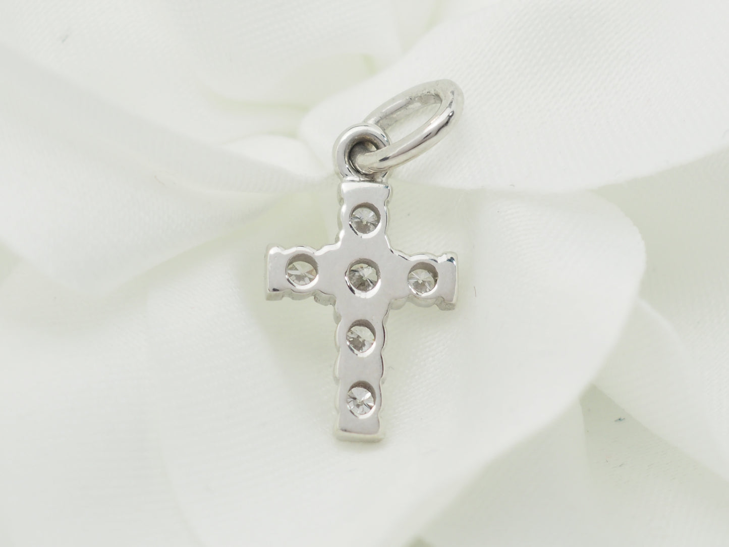 Pendentif croix en or blanc et diamants 0.17ct