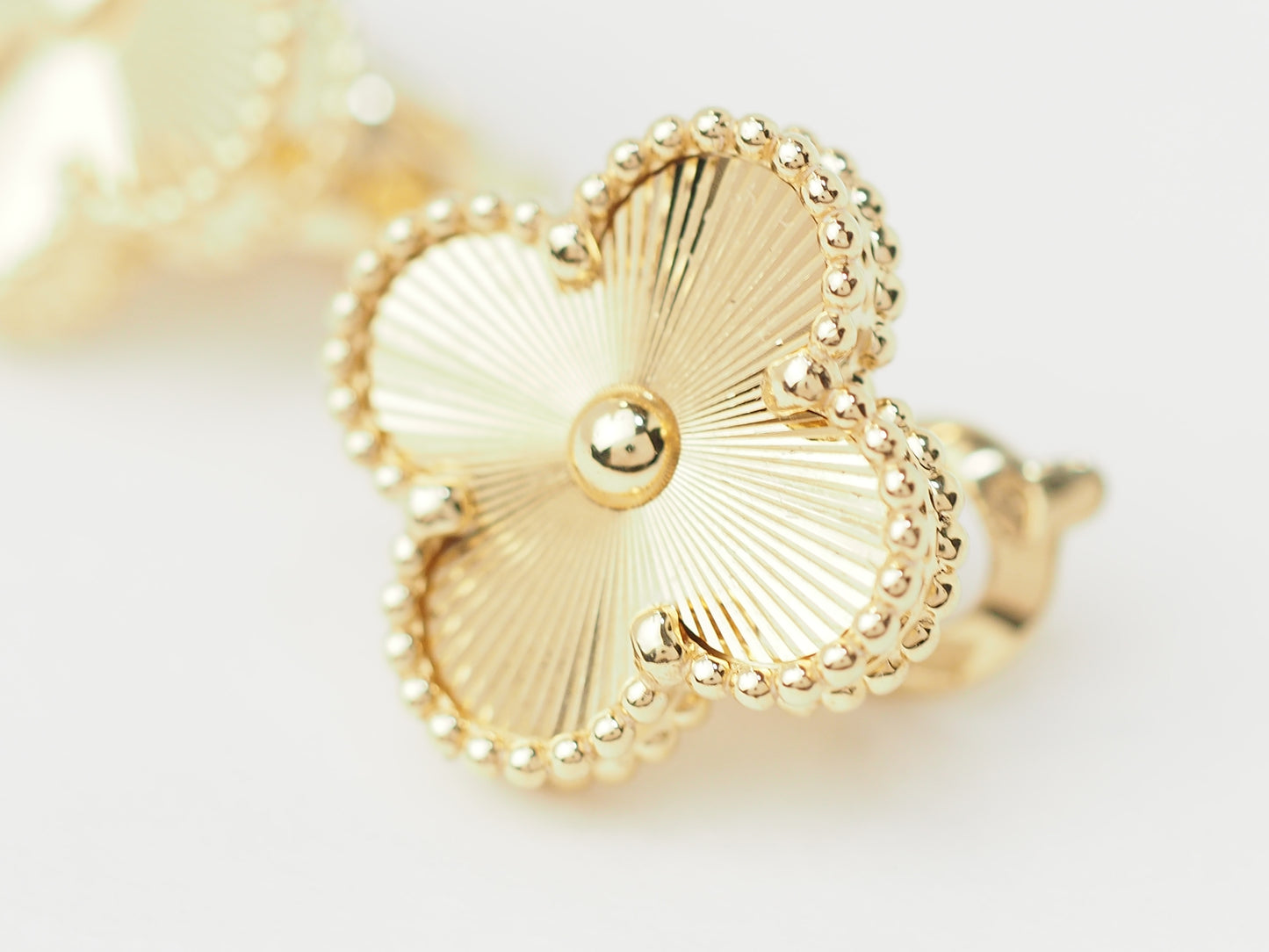 Paire de boucles d'oreilles Van Cleef & Arpels Alhambra vintage en or jaune