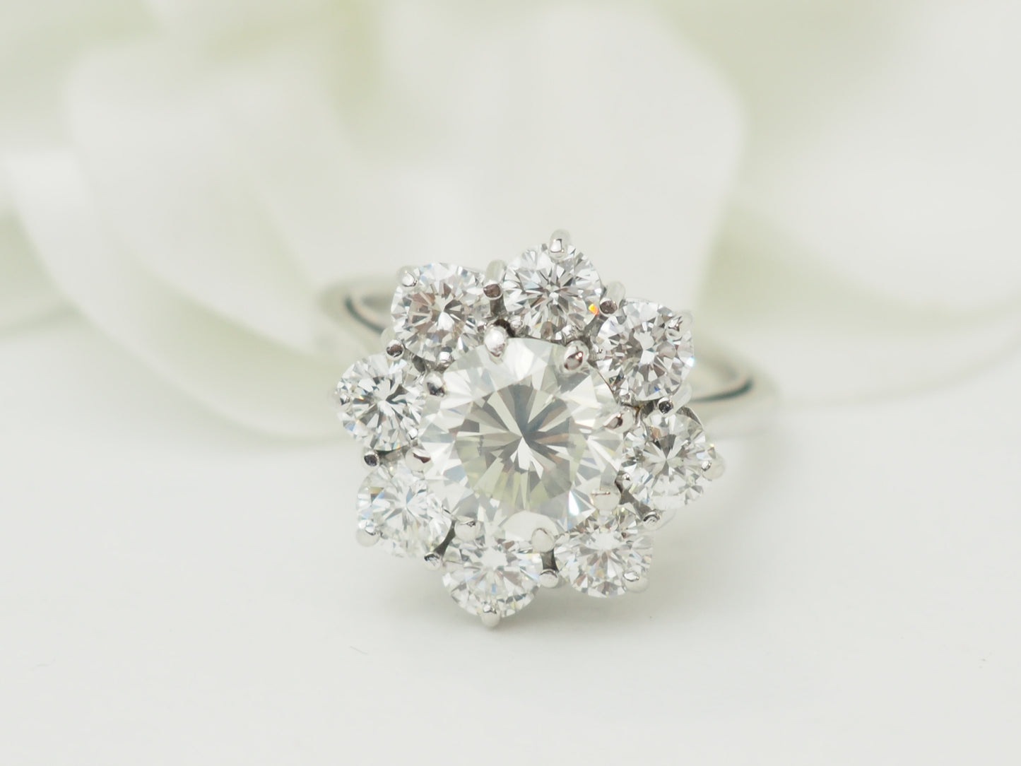 Bague marguerite ancienne en or blanc et diamants – Diamant central 1,80 carat