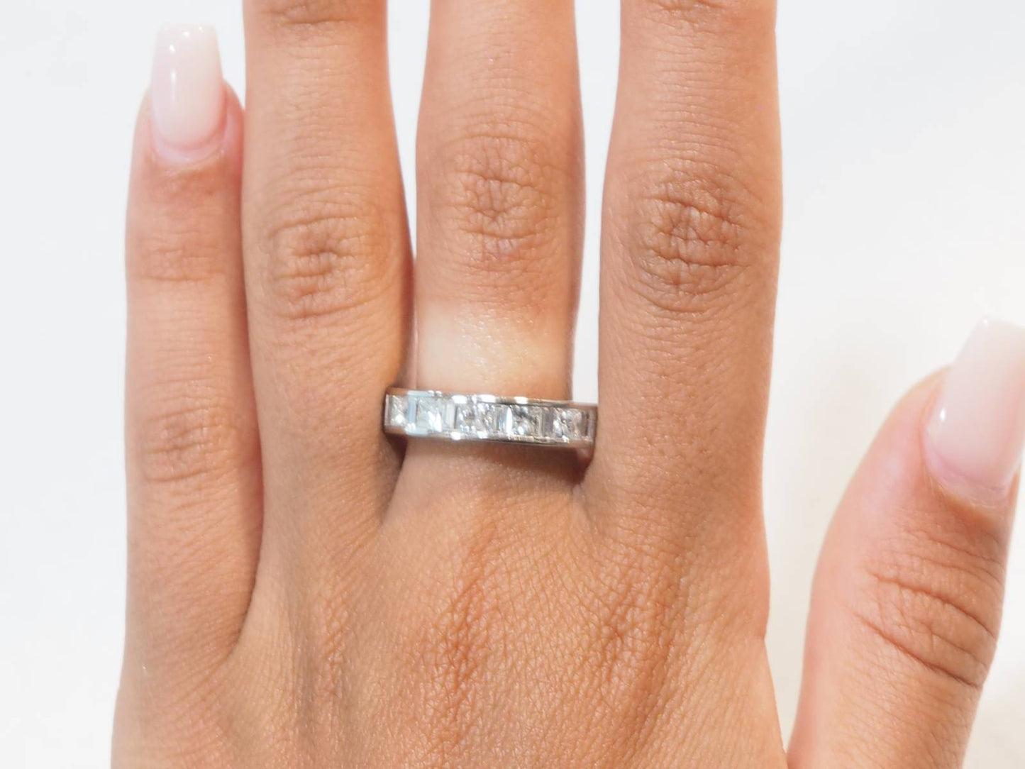 Demi alliance en or blanc et diamants 1.06cts