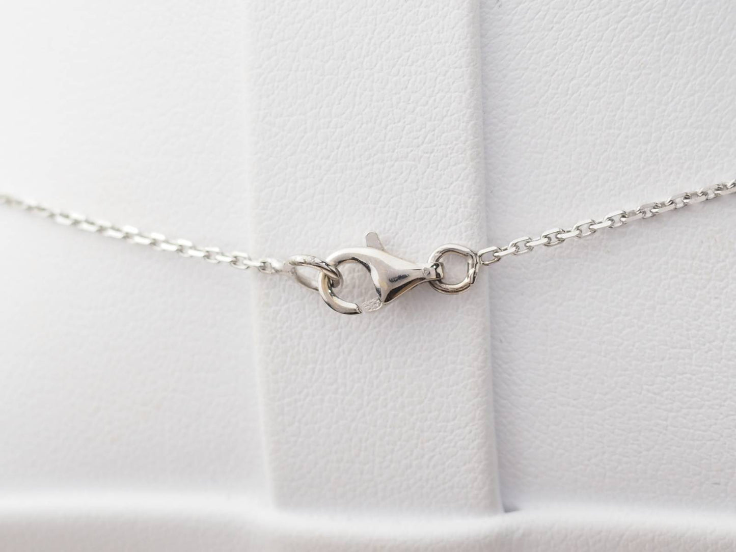 Collier solitaire en or blanc et diamant 0.77ct