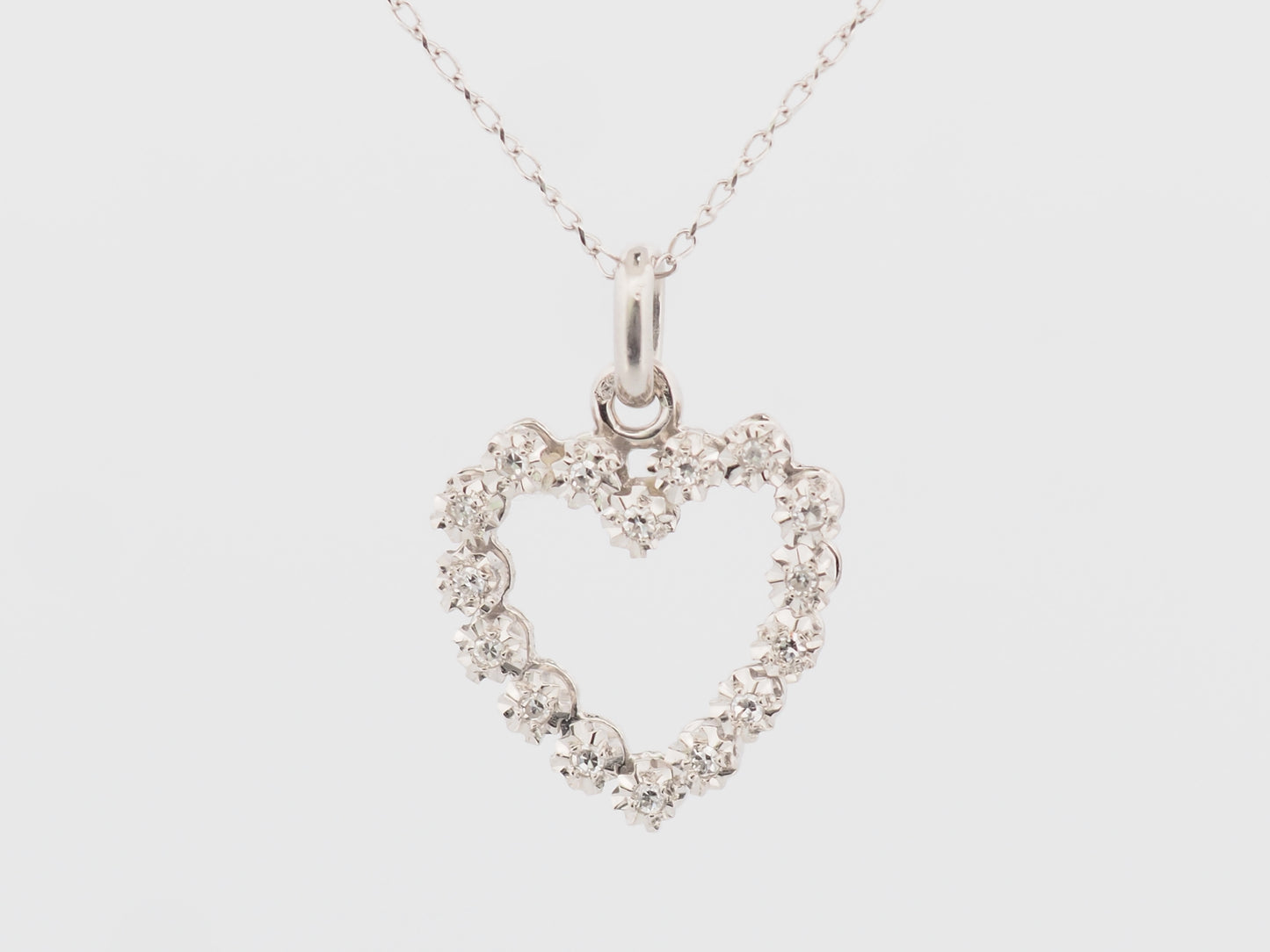 Collier pendentif coeur en or blanc et diamants