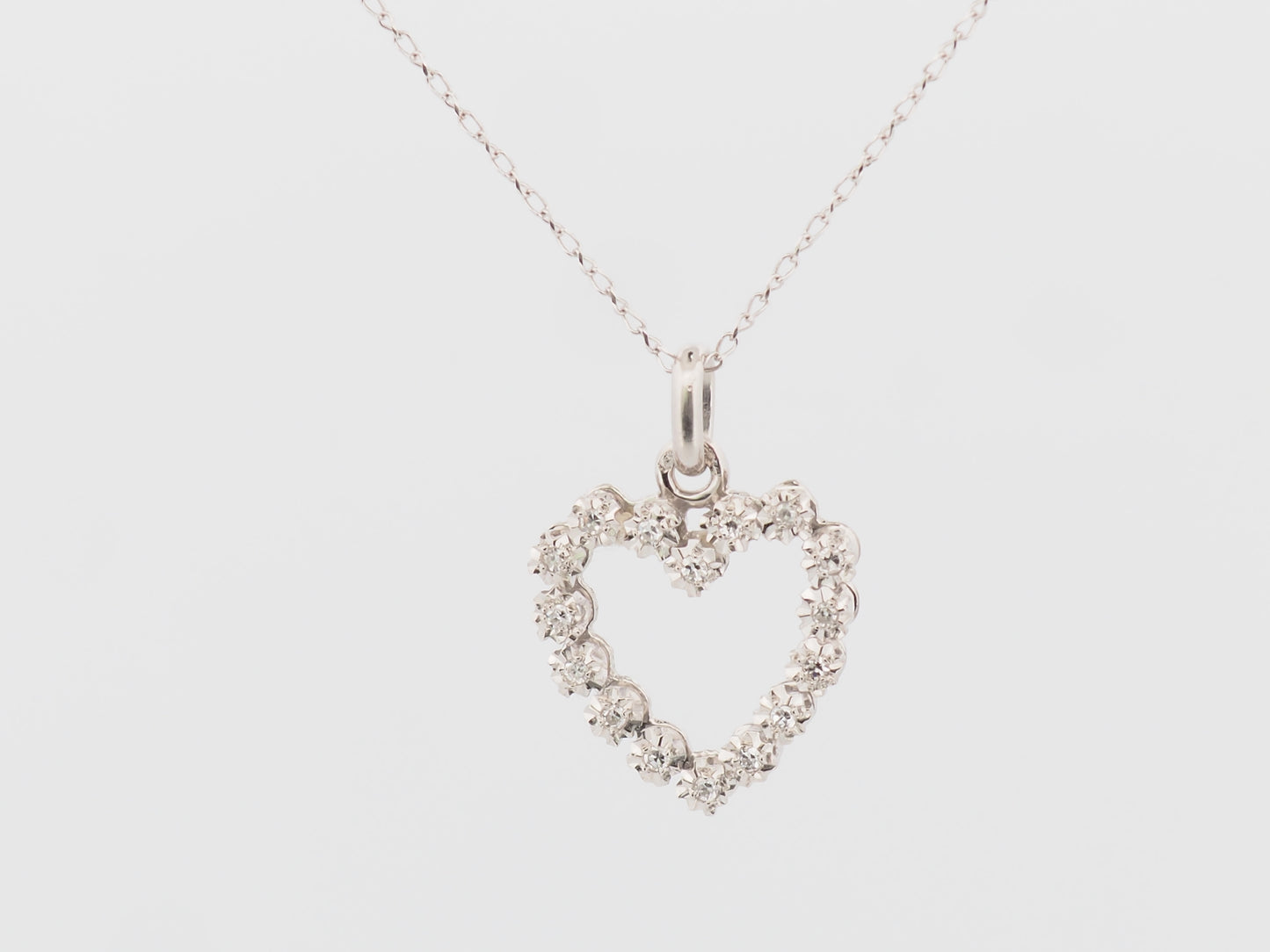 Collier pendentif coeur en or blanc et diamants