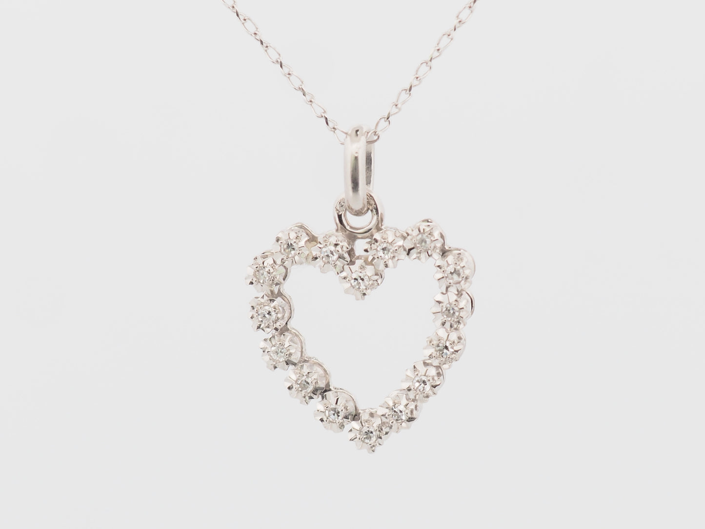 Collier pendentif coeur en or blanc et diamants