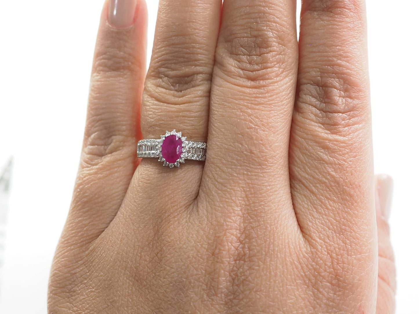 Bague entourage en or blanc, rubis et diamants