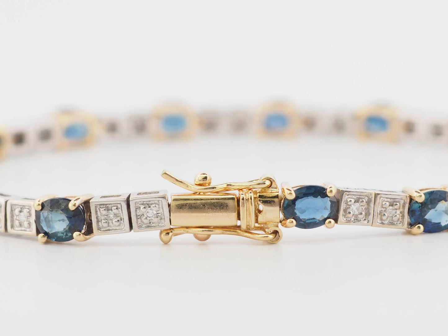Bracelet souple en or bicolore, saphir et diamants