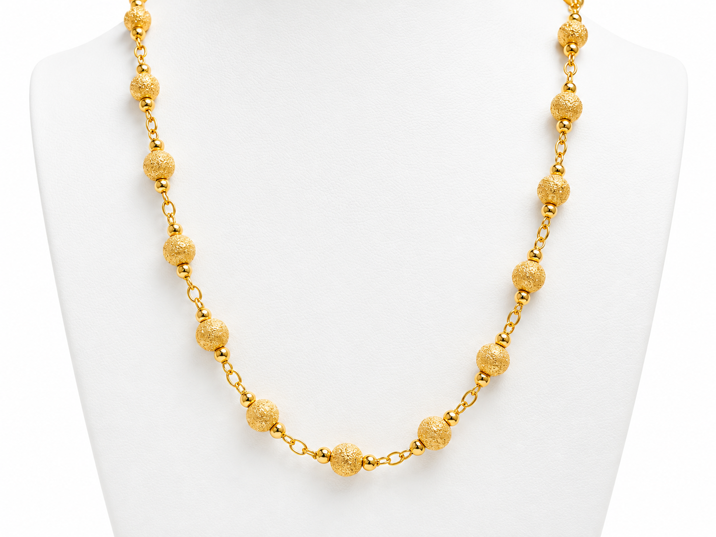 collier en or jaune 18 carats / 750 millièmes, composé de boules régulières au fini texturé, reliées par une fine chaîne en or