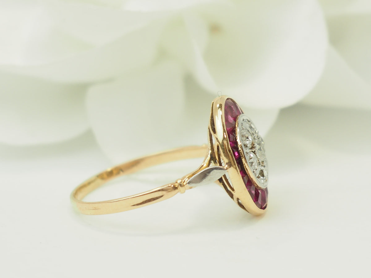 Bague ancienne Art Nouveau L'Aurore en or jaune et platine, sertie de rubis calibrés et diamants taille rose