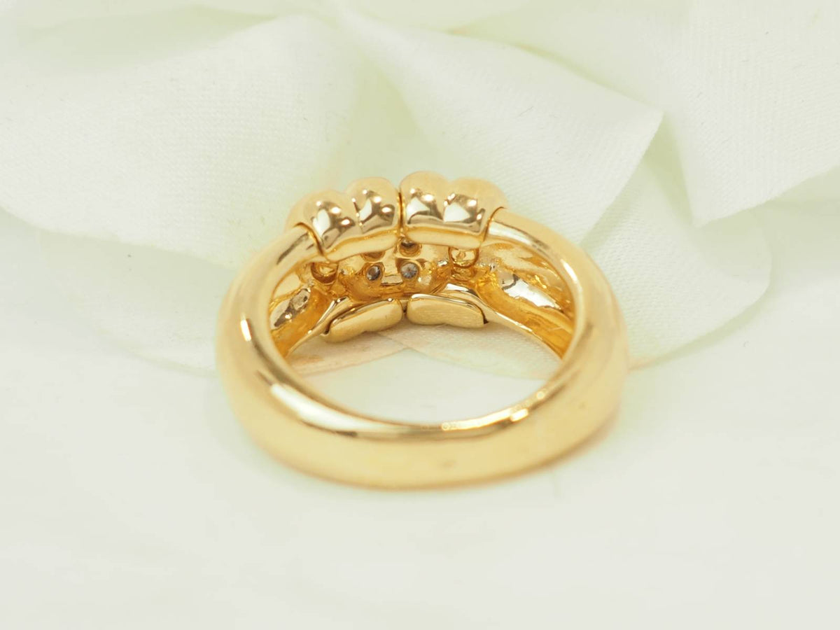 Bague L'Aurore vintage en or jaune 18 carats avec diamants et mécanisme coulissant sur fond blanc