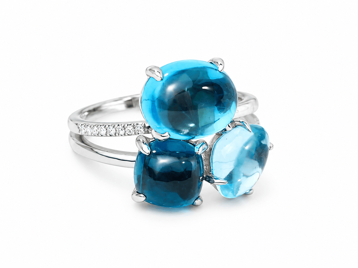 Bague L'Aurore en or blanc 18 carats avec aigue-marine, topazes bleues cabochon et pavage de diamants